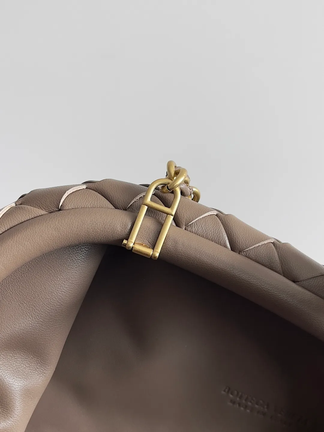 Batch 2260 BOTTEGA VENETA Lady's LAUREN CLUTCH Chain Clutch was inspired by 40 years ago. It is a perfect fusion of classic and modern bags. It is effortless and fashionable for any occasion and at any time. The newly added detachable metal chain allows people to have more ways to carry it. It is grand and elegant. Style No.: 785807 Size: 31.5*16.5*11cm